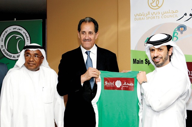 "محمد المري \"يمين\" يتسلم قميص الشباب بحضور مطر سرور\t\tتصوير محمود الخطيب"