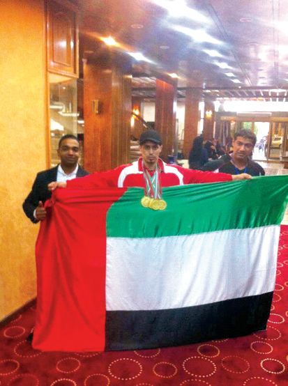 "البطل يحمل علم الدولة بعد التتويج"