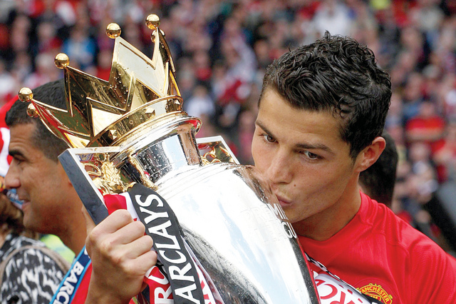 "رونالدو يفكر في العودة الى مانشستر يونايتد و إثراء سجله بالتتويجات \t أرشيفية"