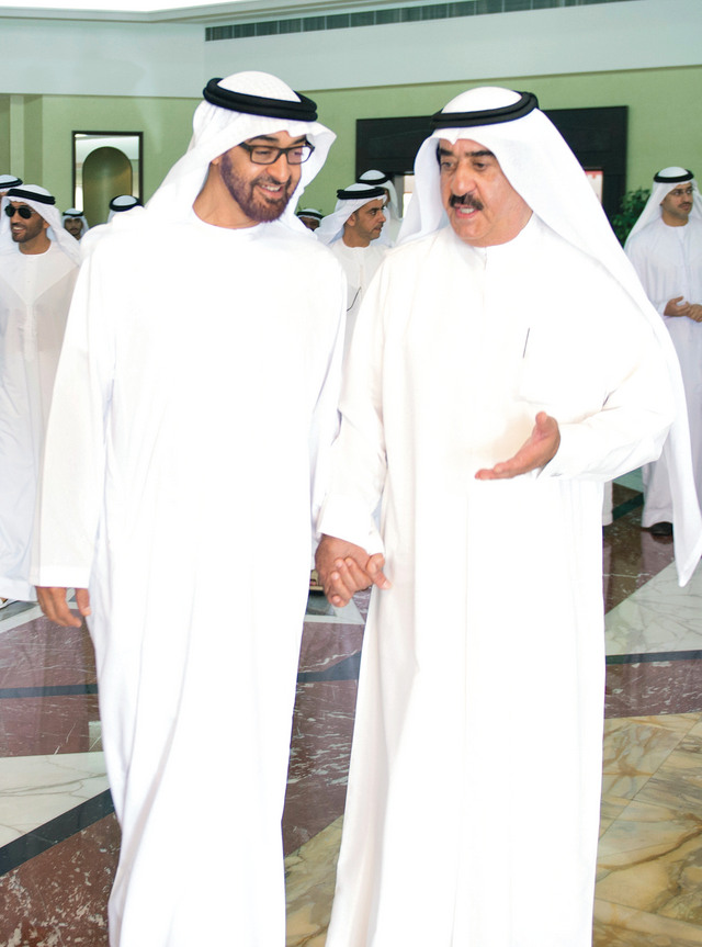 "محمد بن زايد متحدثا إلى ضباط وأفراد القوات المسلحة بحضور حمد الرميثي من المصدر"