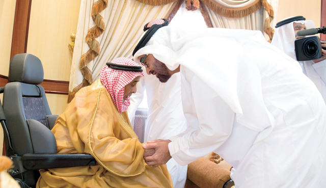 "محمد ونهيان وسيف وعبدالله بن زايد يصافحون جموع المواطنين وام"