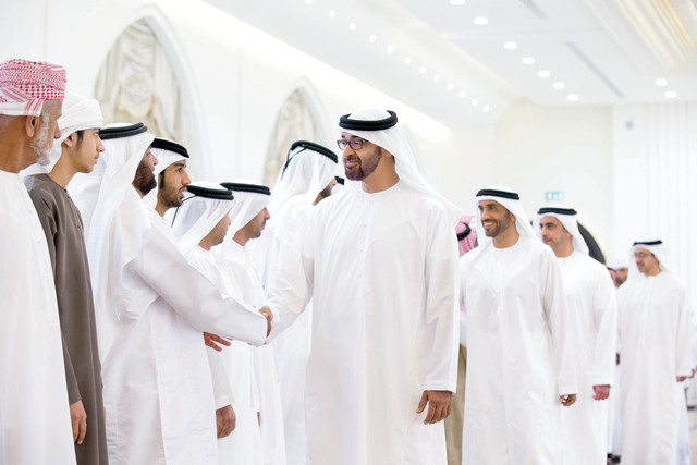 ".. وسموه يصافح كبار الضباط بحضور نهيان بن زايد"