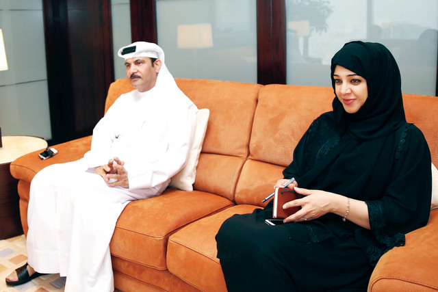 "ريم الهاشمي ومحمد القمزي خلال اللقاء تصوير- سيف محمد"