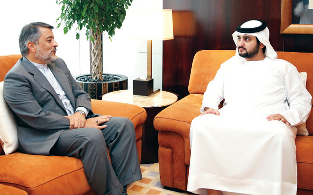 "مكتوم بن محمد لدى استقباله د.محمد رضا فياض"