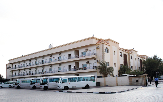 "توفير حياة كريمة للعمال في الدولة كالسكن الملائم والنقل في حافلات مُكيّفة\tتصوير ــــ عماد علاء الدين"