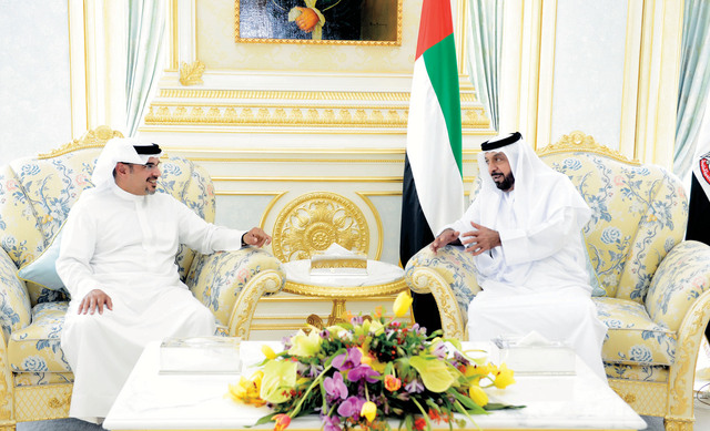 "رئيس الدولة يتبادل الحديث مع ولي عهد البحرين"