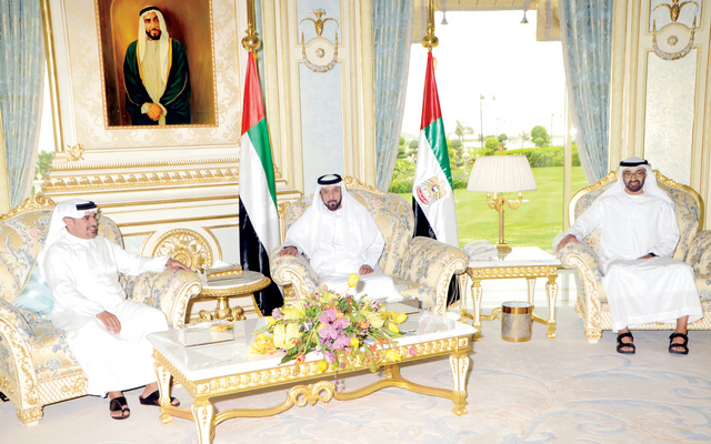 "خليفة لدى استقباله سلمان بن حمد آل خليفة بحضور محمد بن زايد\t وام"