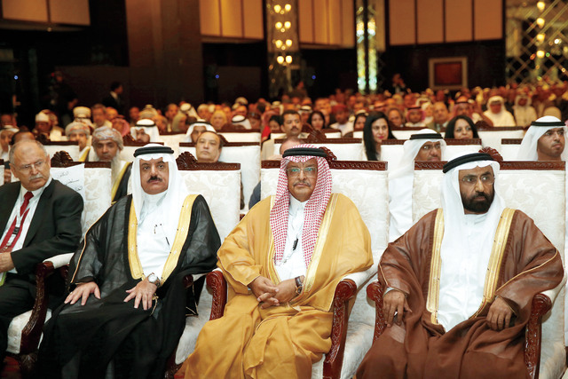 "الرقباني وعدد من ضيوف المؤتمر خلال الجلسة الافتتاحية"
