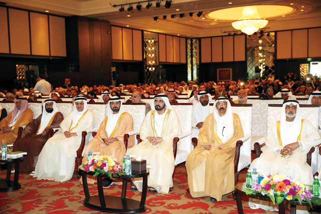 "محمد بن راشد خلال المؤتمر بحضور المر ونهيان وحمدان بن مبارك والقطامي وسعيد الرقباني \t\t\t\t\t\t تصوير سيف محمد"