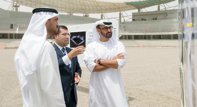 "محمد بن زايد يستمع لشرح عن مراحل تنفيذ وانتهاء المشروع"