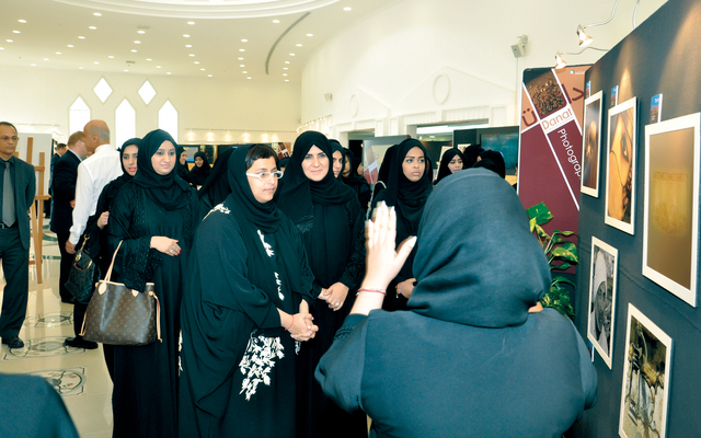 "حور القاسمي تتابع أعمال الطالبات الفنية"