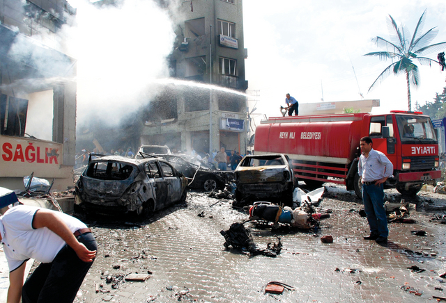 "دمار واسع حول موقع أحد التفجيرين في البلدة التركية \t أ.ف.ب"