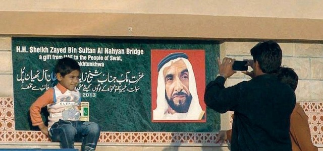 "الزوار يقصدون الجسرين لإلتقاط الصور التذكارية\tوام"