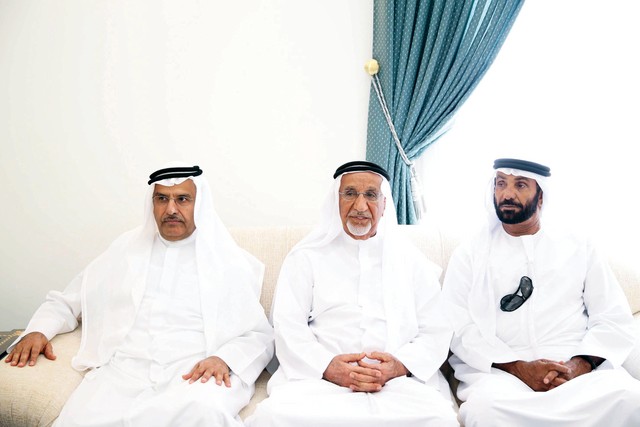 "الطاير وجانب من الحضور"