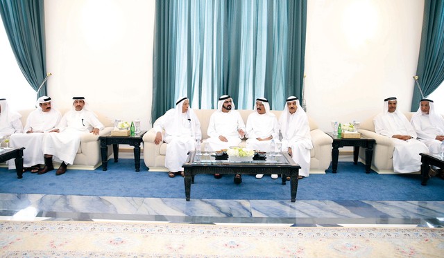 "محمد بن راشد خلال مأدبة غداء الماجد بحضور محمد المر ومحمد الشيباني والمزينة والطاير والنابودة وعبدالله عمران"
