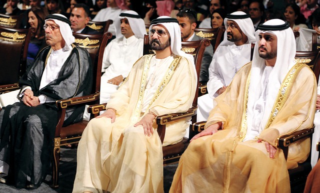 "محمد بن راشد لدى حضوره حفل التخريج بحضور مكتوم بن محمد وعبدالغفار حسين \t تصوير ــ محمد هشام"