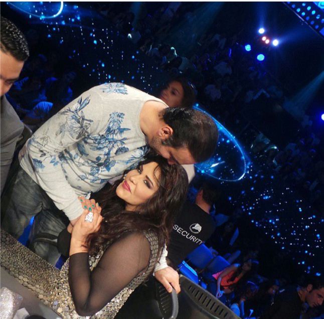 "الهاجري يقبل رأس أحلام"