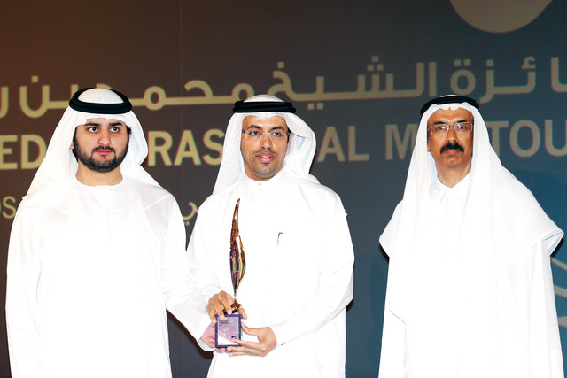 "...ويكرم أحد الداعمين"