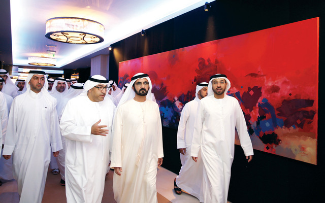 "نائب رئيس الدولة مستمعاً إلى عبدالرحمن العويس"