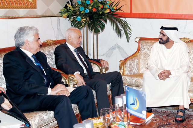 "محمد بن راشد يتبادل الحديث مع نبيل العربي"