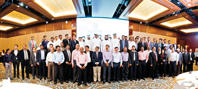 "جمال لوتاه ومسؤولو «إمداد» يتوسطون شركاءها خلال التكريم في دبي     \tالبيان"