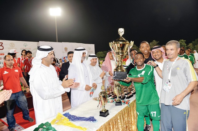 "نهيان بن مبارك يتوج المنتخب السعودي الفائز بلقب البطولة تصوير ـــ جابر عابدين"