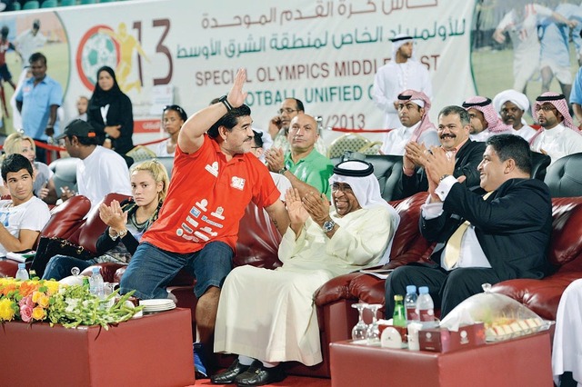 "الأسطورة الأرجنتيني دييغو مارادونا يحيي حضور البطولة\t من المصدر"