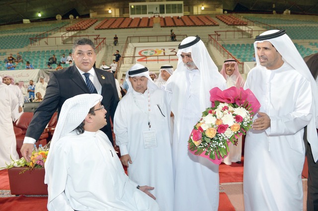 "نهيان بن مبارك يتحدث مع العصيمي أثناء تكريمه من اتحاد المعاقين برئاسة الهاملي وحضور أيمن عبد الوهاب من المصدر"