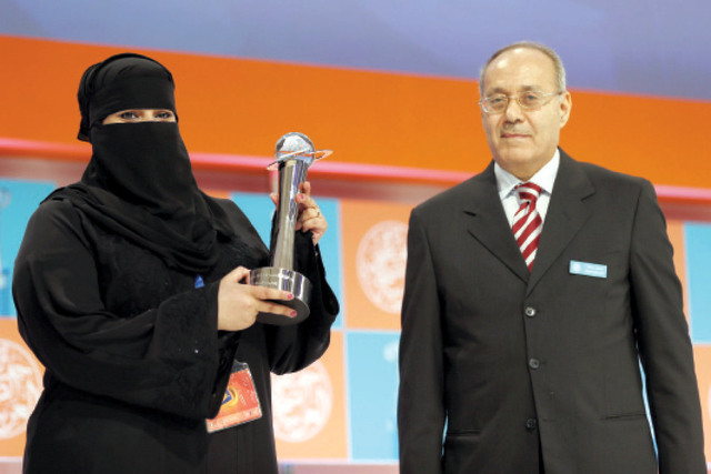 "محمد بركات يسلم الجائزة الى هدى بارود"