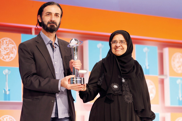 "حصة لوتاه تسلم الجائزة الى رائد خليل"