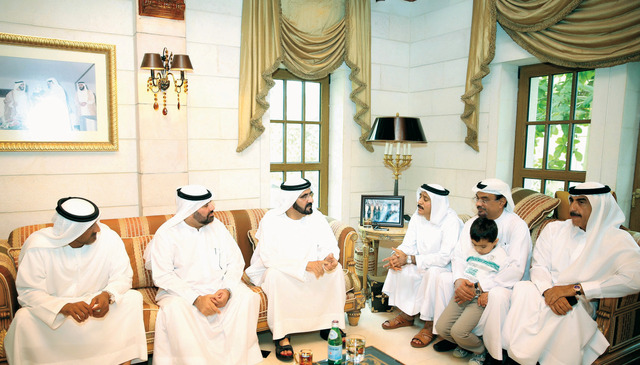 "محمد بن راشد بحضور أحمد بن سعيد خلال تقديم العزاء لعائلة كلداري\t تصوير سيف محمد"
