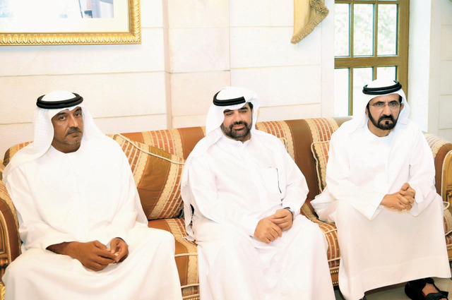 "نائب رئيس الدولة وأحمد بن سعيد يقدمان واجب العزاء"