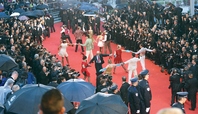 "الفرق الراقصة على سجادة المهرجان الحمراء\tغيتي"
