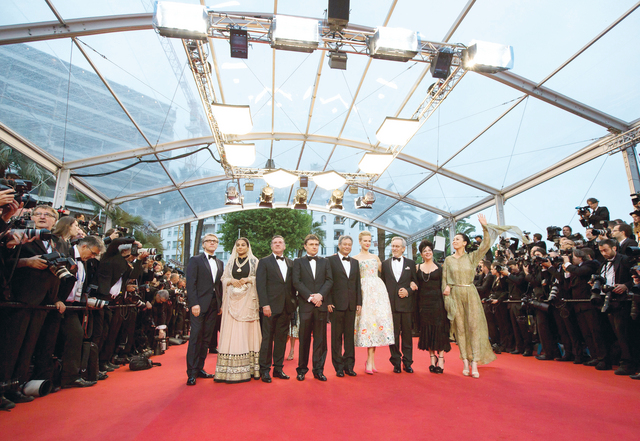 "نيكول كيدمان تتوسط أعضاء لجنة تحكيم المهرجان والتي يترأسها المخرج الأميركي ستيفن سبيلبيرغ أثناء الافتتاح                 ايه بي أيه"