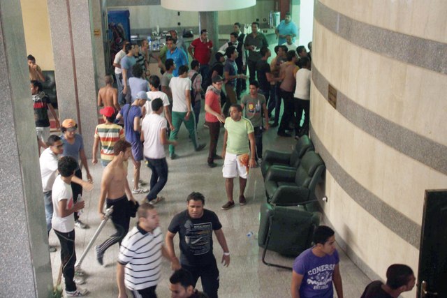 "الجماهير لحظة اقتحامها مقر مؤتمر الوزير\tتصوير: سعيد عبد الحميد"