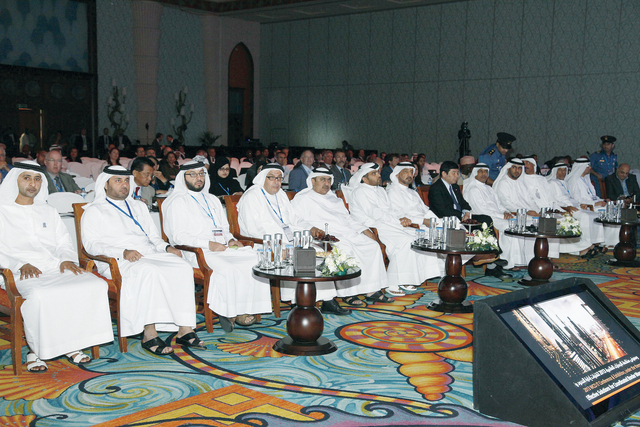 "أحمد بطي أحمد وكونيو ميكوريا وعدد من الحضور يتابعون أخر جلسات المؤتمر\tالبيان"
