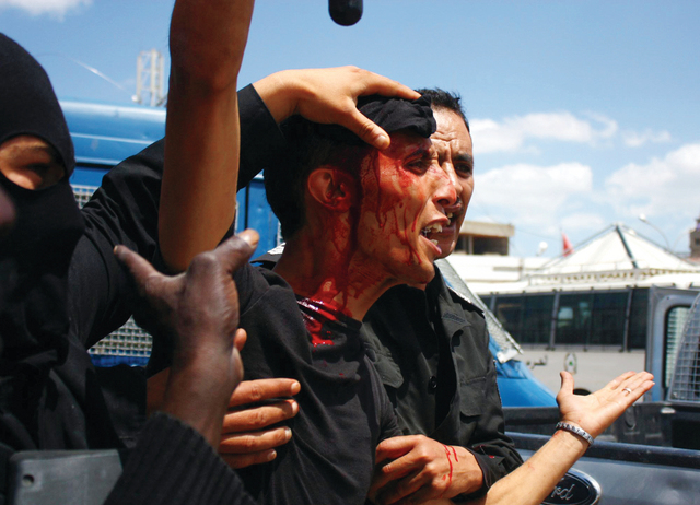 "شرطي جرح خلال المواجهات\tأ.ب"