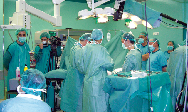 "أصبحت الجراحات أكثر دقة بعد اختراع الكهرباء وحدث تطور في عالم الطب\tأرشيفية"