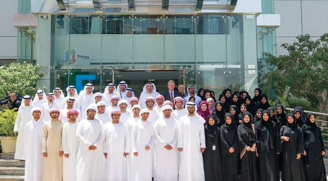 "محمد بن زايد في لقطة جماعية مع عدد من الهيئة التدريسية وطلبة جامعة خليفة\tوام"