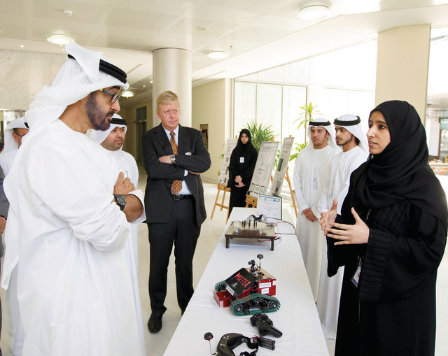 "ويستمع لشرح من إحدى الطالبات"