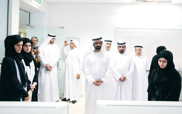 "محمد بن راشد  يتفقد الكلية بحضور حمدان بن مبارك والقرقاوي والفتان والشامسي والكمالي       تصوير خليفة اليوسف -سيف محمد"