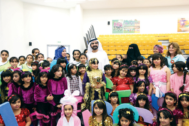 "نائب رئيس الدولة في لقطة تذكارية مع مجموعة من زهرات الوطن"