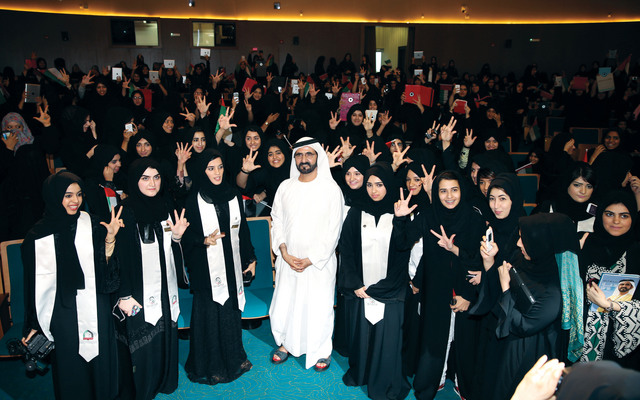 "محمد بن راشد في لقطة تذكارية مع مجموعة من الطالبات \t\t\t\t\t\t\t تصوير :خليفة اليوسف -سيف محمد"