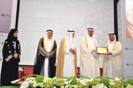 "خلال تكريم طارق بن خادم"