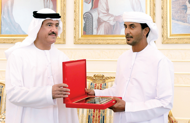 "سلطان بن حمدان يكرم أحد الفائزين\t من المصدر"