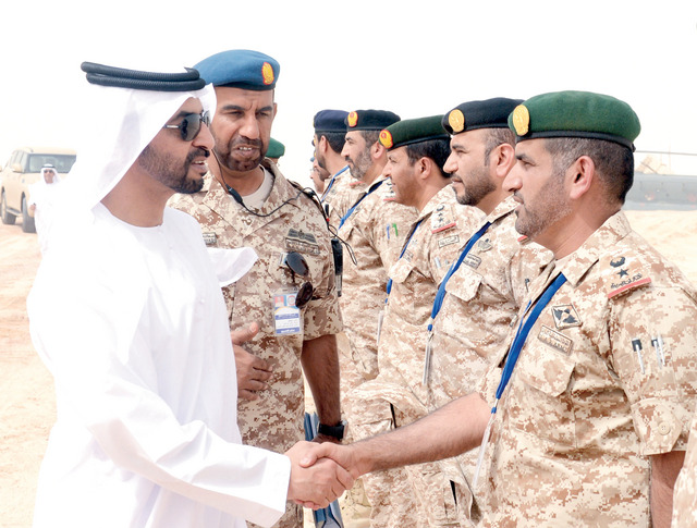 ".. ويصافح الضباط المشاركين في التطبيق العملي"