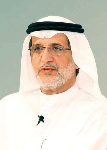 "حصة لوتاه : الكتاب يحمل أهدافاً وطنية اهتم فيها القائد"