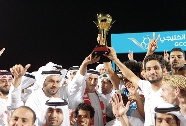 "سيف بن زايد يتوج بني ياس بكأس الخليج للأندية     \t   تصوير: سالم خميس"