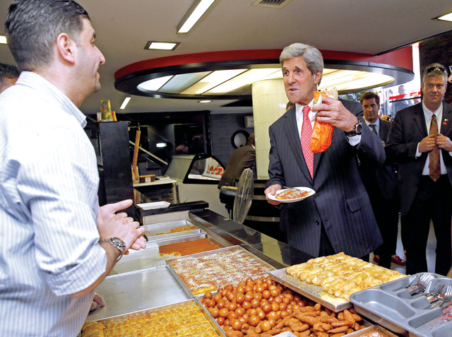 "كيري يزور مطعماً في رام الله لأكل الشاورما والكنافة \t\t\t\t أ.ب"