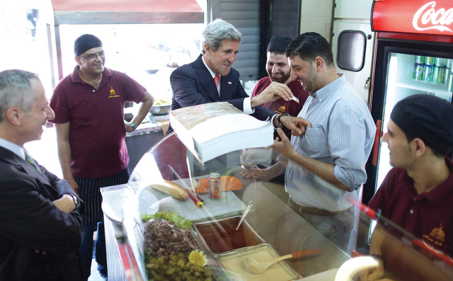 ".. ويصر على دفع الحساب لصاحب المطعم\t\t\t\t\t\t\t أ.ف.ب"